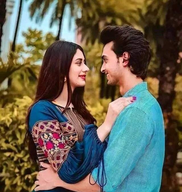 محبت کبھی نہیں دیکھتی کہ سامنے والا کون ہے۔😊