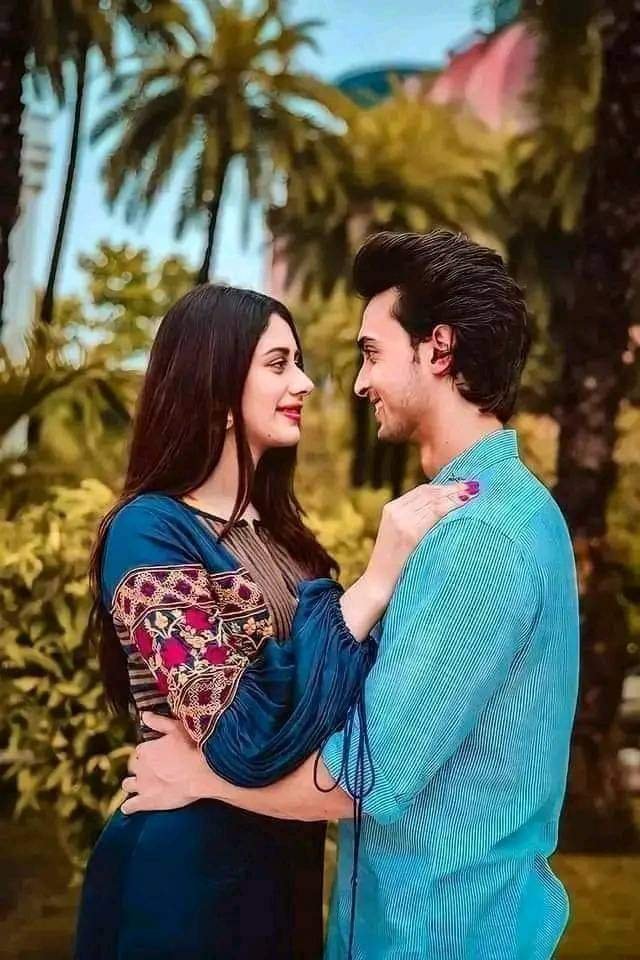 محبت کبھی نہیں دیکھتی کہ سامنے والا کون ہے۔😊